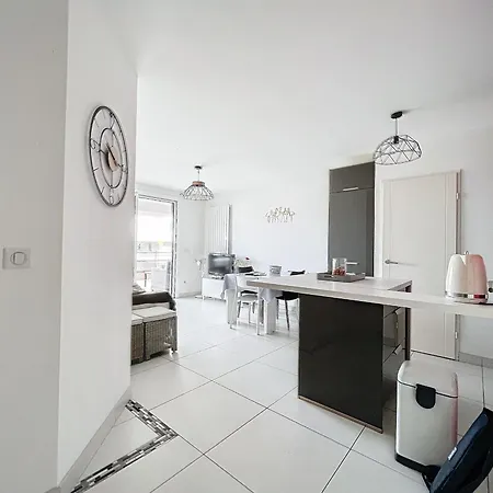 F3 Confortable Avec Piscine, Parking Et Terrasse, A 150m De La De - Fr-1-715-94 Lägenhet *