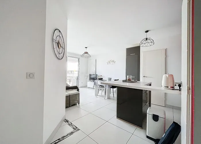 F3 Confortable Avec Piscine, Parking Et Terrasse, A 150m De La De - Fr-1-715-94 Apartment *