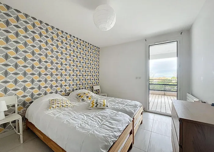 Apartment F3 Confortable Avec Piscine, Parking Et Terrasse, A 150m De La De - Fr-1-715-94 *