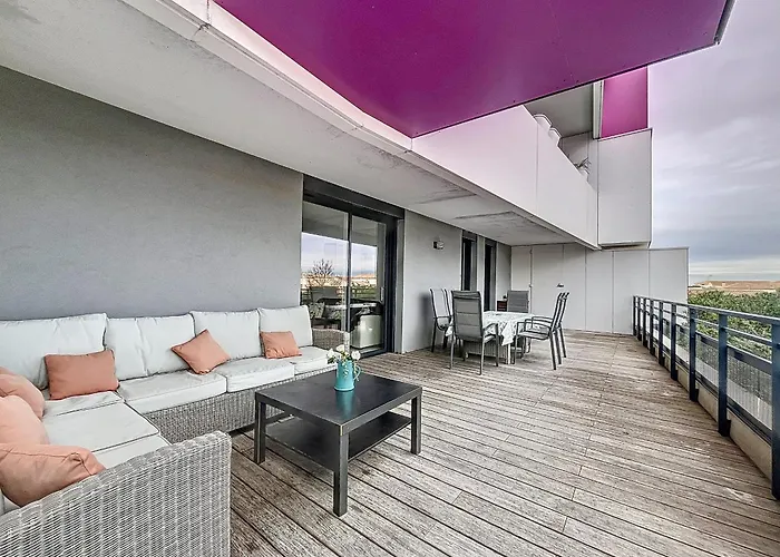 F3 Confortable Avec Piscine, Parking Et Terrasse, A 150m De La De - Fr-1-715-94 Apartment *